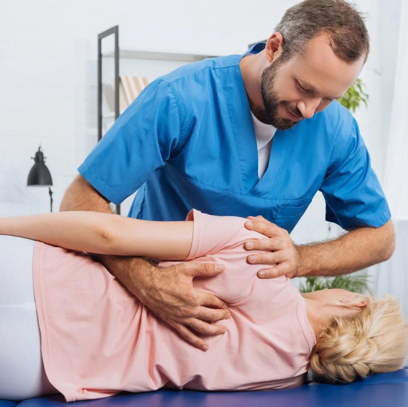 Ból kolana, biodra lub barku po urazie – kiedy warto skonsultować się z ortopedą?